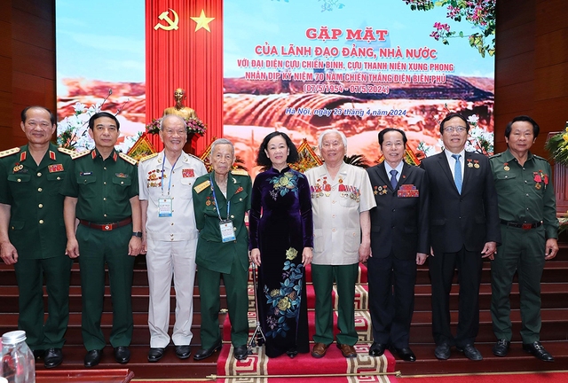 Thường trực Ban Bí thư Trương Thị Mai và các đại biểu tại buổi gặp mặt