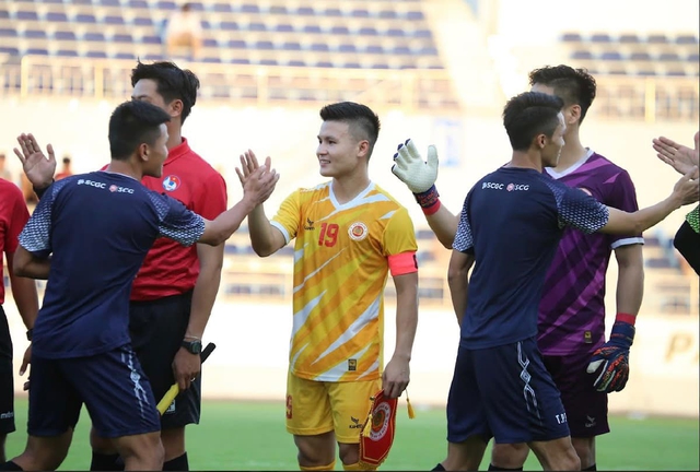 Quang Hải cùng CLB CAHN đọ giày cùng các nhà vô địch World Cup Dunga, Rivaldo tại Hàng Đẫy- Ảnh 3.