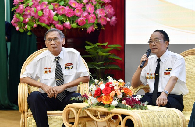 Cựu phi công Phạm Huy Vận (phải) và cựu phi công Trần Hữu Thọ