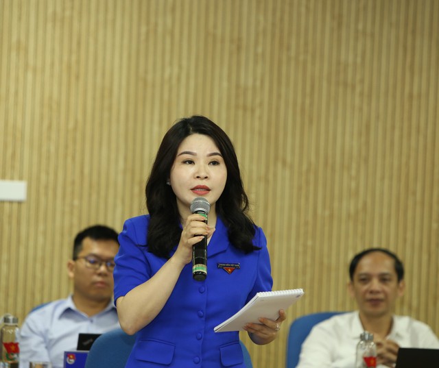 Chị Chu Hồng Minh, Bí thư Thành đoàn Hà Nội thảo luận tại hội nghị