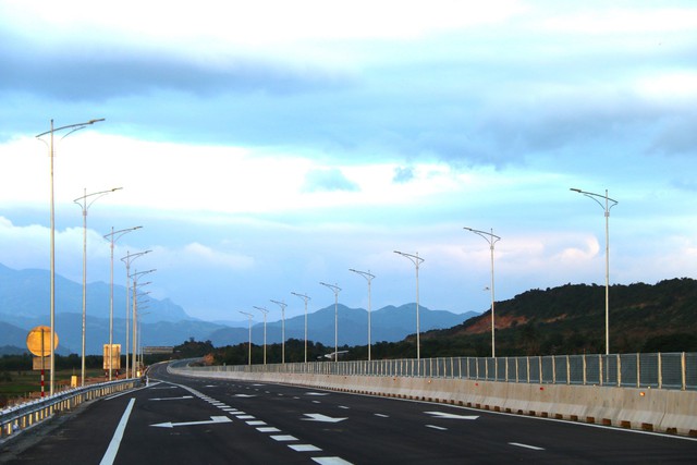 Khánh thành và đưa vào khai thác tuyến cao tốc Cam Lâm - Vĩnh Hảo sẽ góp phần rút ngắn thời gian di chuyển từ TP.HCM đến Nha Trang chỉ còn hơn 5 giờ