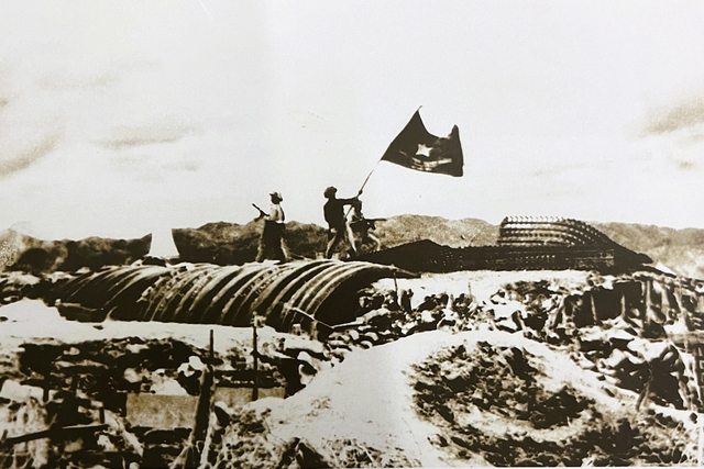 Chiều 7.5.1954, cờ Quyết thắng được phất cao trên nóc hầm De Castries