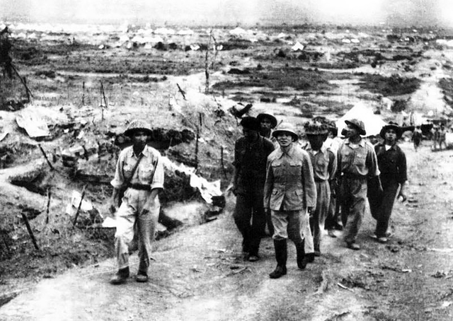 Đại tướng Võ Nguyên Giáp thăm chiến trường Điện Biên Phủ, ngày 8.5.1954 - ẢNh: TL