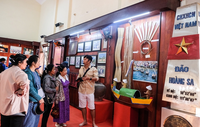Du khách tham quan triển lãm hình ảnh, tư liệu liên quan đến lễ khao lề thế lính Hoàng Sa ở đảo Lý Sơn (Quảng Ngãi)