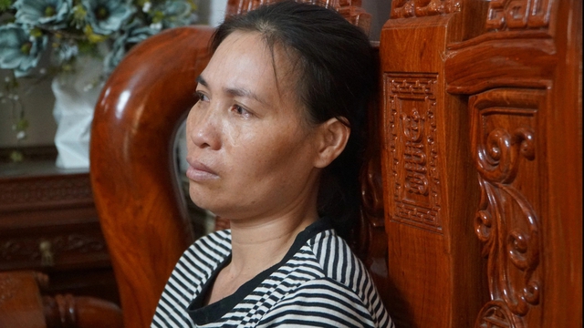 Chị Trần Thị Yến, vợ anh Hoàng Văn San (chủ chiếc tàu cá bị chìm) đau buồn chờ tung tích của chồng