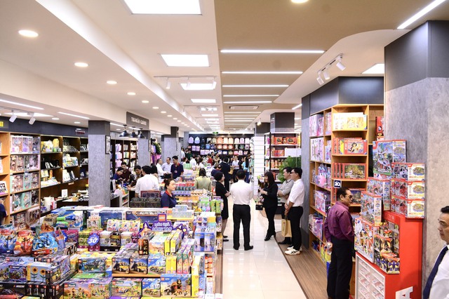 Fahasa khai trương nhà sách 5 tỉ đồng, có khu vực cho người hâm mộ Manga- Ảnh 1.