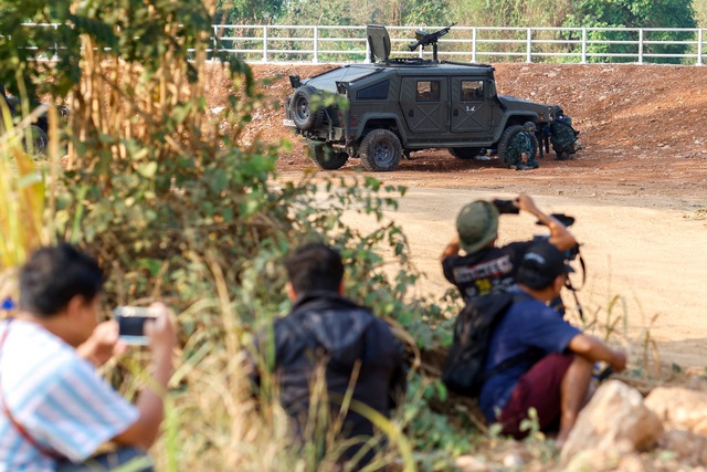 Binh sĩ Thái Lan và phóng viên gần Cầu Hữu nghị Thái Lan-Myanmar thứ 2 ở thị trấn Mae Sot (Thái Lan) ngày 20.4, trong lúc giao tranh ở phía Myanmar giữa Liên minh Quốc gia Karen và quân đội tiếp diễn gần biên giới Thái Lan - Myanmar