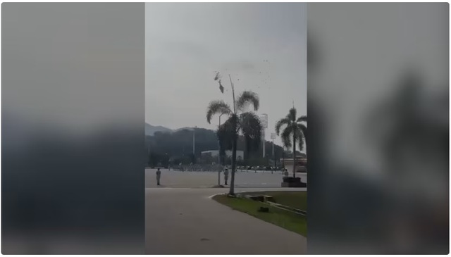 Hình ảnh trên mạng xã hội cho thấy trực thăng HOM và Fennec của Hải quân Hoàng gia Malaysia va chạm giữa không trung tại một căn cứ hải quân ở bang Perak vào ngày 23.4