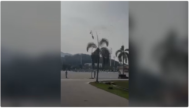 Hai trực thăng quân sự va chạm giữa trời, 10 người thiệt mạng ở Malaysia- Ảnh 1. Hình ảnh trên mạng xã hội cho thấy trực thăng HOM và Fennec của Hải quân Hoàng gia Malaysia va chạm giữa không trung tại một căn cứ hải quân ở bang Perak vào ngày 23.4