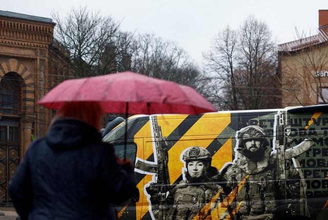 Một chiếc xe tải ở Kropyvnytskyi được sơn hình ảnh kêu gọi nam nữ Ukraine tòng quân hôm 23.4