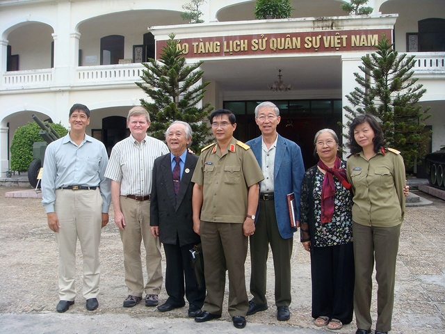 David Thomas gặp gỡ cán bộ Bảo tàng Lịch sử quân sự Việt Nam