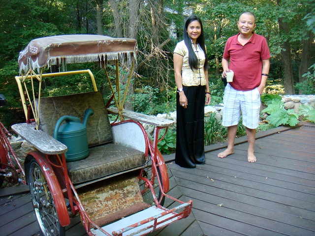 Họa sĩ Kim Chi và Lê Kinh Tài ở Wellesley bên chiếc xích lô Hà Nội do David mua lại năm 1995 với giá 100 USD, đủ để chủ nhân làm đám cưới cho con gái