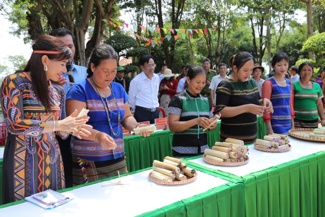 Khu vực Đông Nam bộ còn lưu giữ nhiều nét văn hóa đặc sắc của đồng bào các dân tộc thiểu số. Trong ảnh là lễ hội  ở tỉnh Bình Phước
