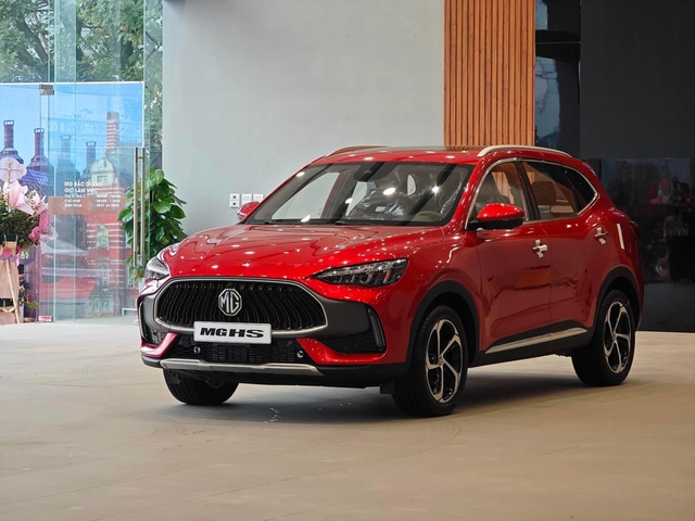 MG HS 'đại hạ giá' còn khoảng 560 triệu đồng, rẻ hơn Toyota Yaris Cross - Ảnh 1. MG HS 'đại hạ giá' còn khoảng 560 triệu đồng, rẻ hơn Toyota Yaris Cross - Ảnh 1.