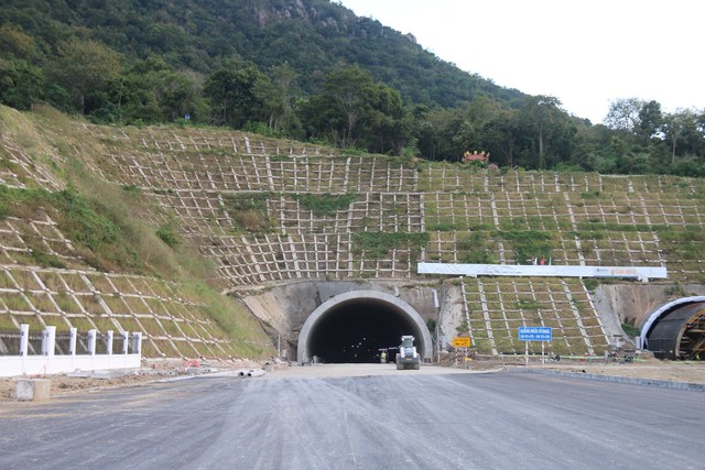 Phía bắc hầm Núi Vung, H.Thuận Nam, Ninh Thuận sẽ là điểm khánh thành tuyến cao tốc Cam Lâm - Vĩnh Hảo