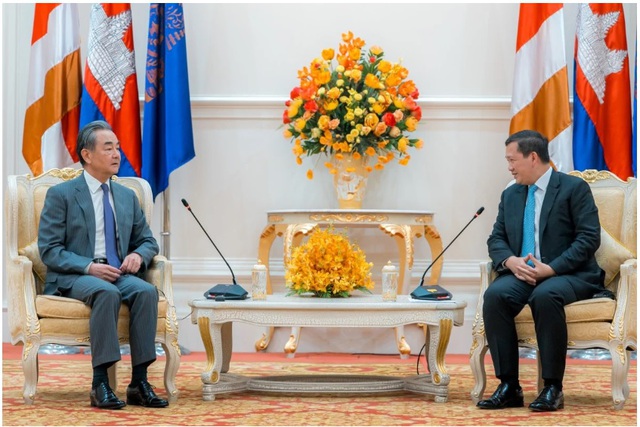 Ngoại trưởng Trung Quốc, Thủ tướng Campuchia đã nói gì trong cuộc gặp tại Phnom Penh?- Ảnh 1.