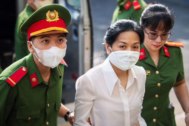 Bị cáo Trần Uyên Phương được đưa đến phiên tòa sơ thẩm sáng 23.4