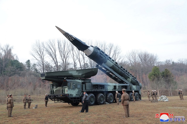 Nhà lãnh đạo Triều Tiên Kim Jong-un trong cuộc phóng thử tên lửa bội siêu thanh sử dụng nhiên liệu rắn tầm trung đến tầm xa mới tại một địa điểm không xác định ở Triều Tiên ngày 2.4