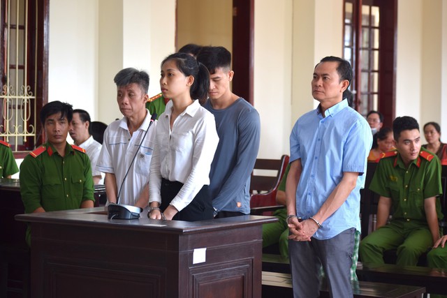 Các bị cáo Trần Lập Nghĩa, Nguyễn Thành Nguyễn, Kim Thị Huỳnh Duy và Trần Thanh Nhã (từ phải qua) tại phiên tòa sơ thẩm
