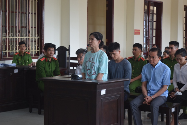 Bị cáo Trần Thị Ngọc Dung đứng khai tại phiên tòa