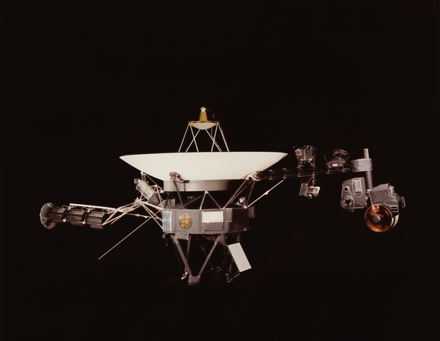 Tàu vũ trụ Voyager 1 bất ngờ 'nói chuyện' lại với trái đất- Ảnh 1.