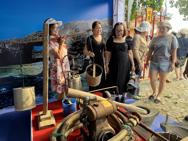 Du khách xem các hiện vật về sản xuất, trồng trọt, đánh bắt hải sản của người dân Lý Sơn