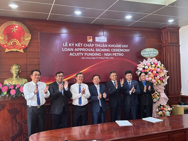 Lãnh đạo các cấp có mặt tại trụ sở UBND tỉnh Hậu Giang chứng kiến việc ký kết khoản vay giữa NSH Petro với Acuity FundingẢnh: Quang Minh Nhật