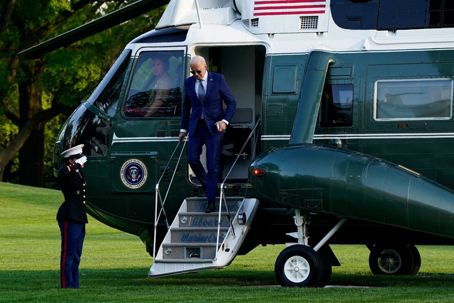 Làm cháy cỏ Nhà Trắng, đội trực thăng 5 tỉ USD chưa thể chở Tổng thống Mỹ- Ảnh 3.