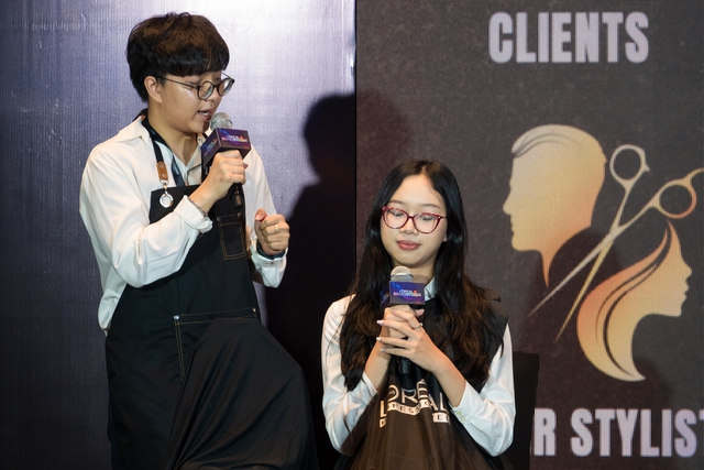 Hoàng Tấn (trái) cùng Quỳnh Như nhập vai thợ làm tóc và khách hàng để thuyết trình về thiết bị HairSense PRO