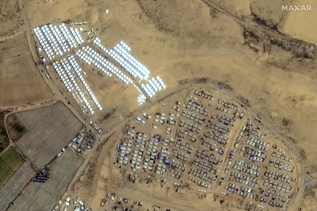 Lều trại mới được dựng lên (góc trên bên trái) ở địa điểm gần Rafah trong hình ảnh vệ tinh ngày 23.4