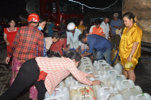 Người dân H.Gò Công Đông (Tiền Giang) thức đêm chờ lấy nước ngọt, những ngày đầu tháng 4.2024