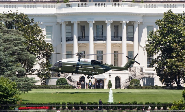 Làm cháy cỏ Nhà Trắng, đội trực thăng 5 tỉ USD chưa thể chở Tổng thống Mỹ- Ảnh 2.