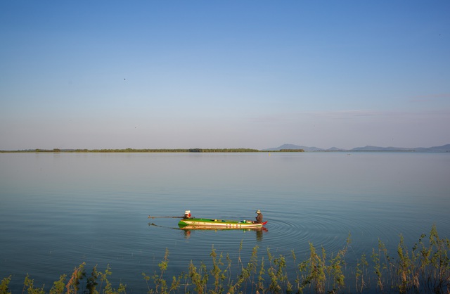 Hồ Dầu Tiếng rộng hơn 27 ki lô mét vuông, dung tích 1,58 tỉ mét khô nước, là hồ nhân tạo lớn nhất Đông Nam Á trải dài qua địa phận 3 tỉnh Tây Ninh, Bình Dương và Bình Phước