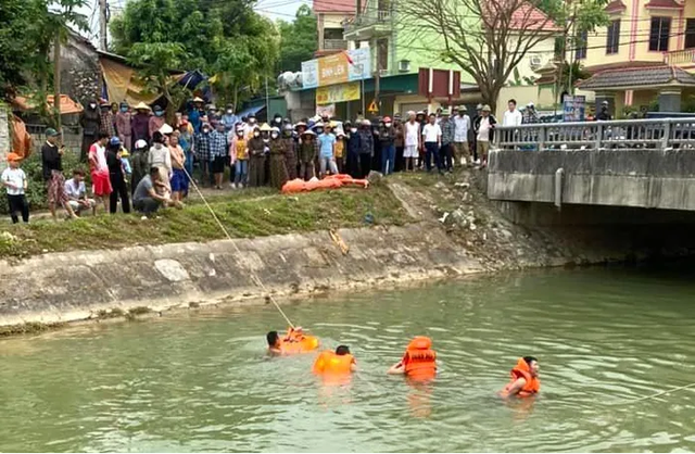 Lực lượng cứu hộ tìm kiếm dưới kênh sau khi nhận được tin báo