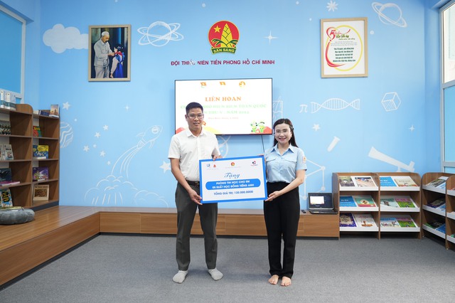 Chị Nguyễn Phạm Duy Trang trao tặng không gian đọc sách cho Nhà Thiếu nhi tỉnh Điện Biên