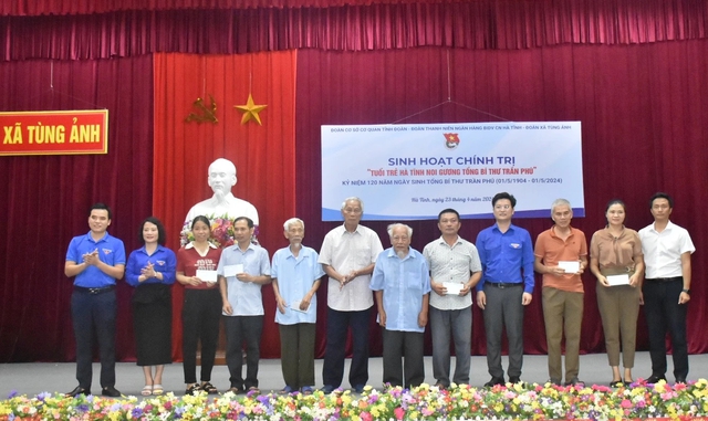 Ban tổ chức tặng quà các cựu chiến binh tham gia Chiến dịch Điện Biên Phủ