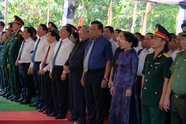 Các lãnh đạo tỉnh Bình Định tham dự lễ truy điệu và an táng hài cốt các liệt sĩ