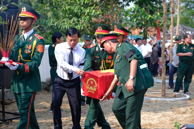 Ông Nguyễn Tuấn Thanh, Phó chủ tịch UBND tỉnh Bình Định, cùng lực lượng chức năng đưa hài cốt liệt sĩ về nơi an táng