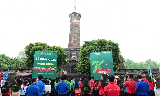 Các đại biểu tham gia lễ xuất quân Hành trình Điện Biên Phủ - Khát vọng non sông tại Cột cờ Hà Nội