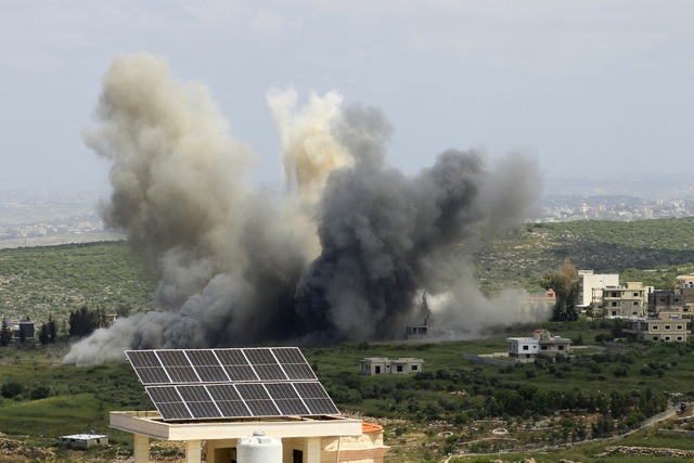 Khói bốc lên từ địa điểm xảy ra cuộc không kích của Israel vào làng Majdel Zoun gần biên giới miền nam Li Băng ngày 21.4