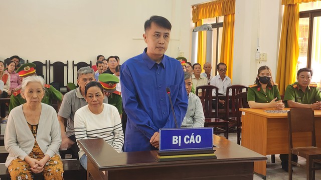 Bị cáo Trần Thanh Phong, cựu bảo vệ Trung tâm y tế H.Gò Quao, bị phạt 13 năm tù về tội giả mạo trong công tác