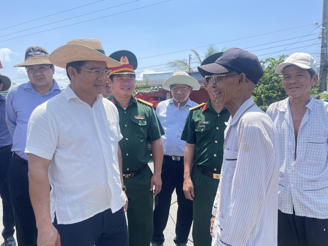 Ông Nguyễn Văn Được, Bí thư Tỉnh ủy Long An, đến thăm hỏi, động viên người dân ở cù lao Long Hựu, nơi đang có hơn 1.000 hộ dân thiếu nước ngọt sinh hoạt