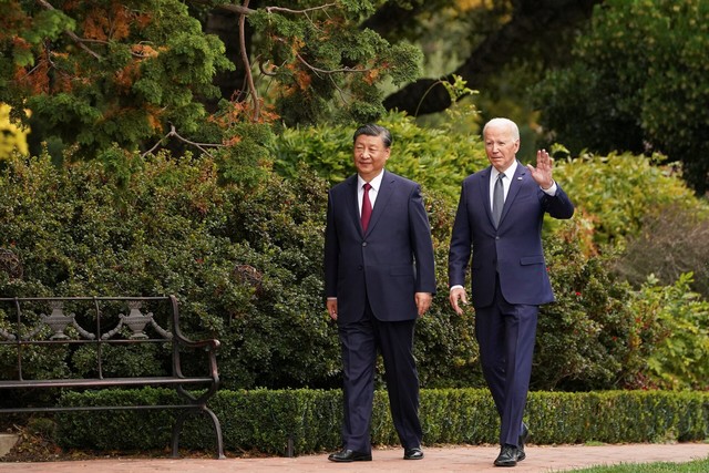 Tổng thống Mỹ Joe Biden (phải) đi dạo cùng Chủ tịch nước Trung Quốc Tập Cận Bình bên lề Hội nghị thượng đỉnh Hợp tác kinh tế châu Á - Thái Bình Dương (APEC), ở California (Mỹ) ngày 15.11.2023.