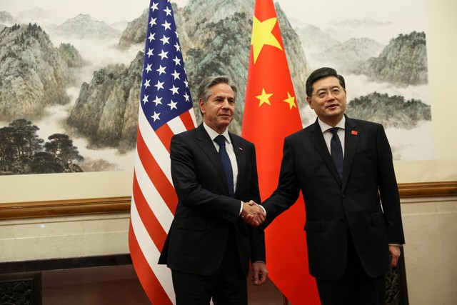 Ngoại trưởng Mỹ Antony Blinken (trái) bắt tay Ngoại trưởng Trung Quốc Tần Cương tại Bắc Kinh (Trung Quốc) ngày 18.6.2023.