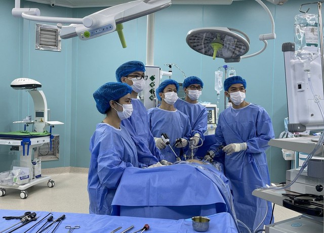 Nhóm bác sĩ BUH tiến hành phẫu thuật nội soi cắt tuyến tiền liệt