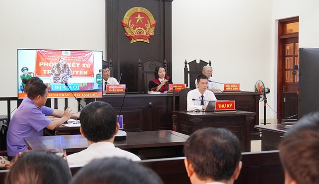 Phiên tòa được kết nối đến Trại tạm giam Công an tỉnh Quảng Bình, nơi bị cáo Nguyễn Thu Hằng đang bị tạm giam
