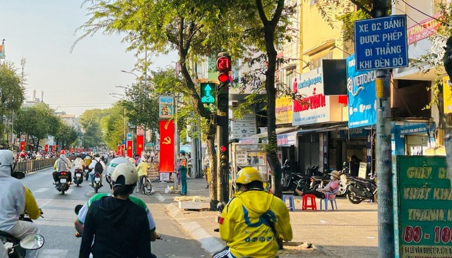 Đèn đỏ tại Lê Văn Duyệt - Vũ Huy Tấn có bảng phụ và hộp đèn cho xe máy đi thẳng khi đèn đỏ
