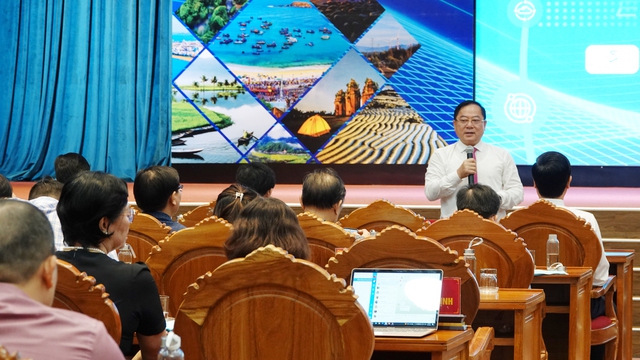 Nhà báo Lê Xuân Sơn, Tổng biên tập Báo Tiền Phong, chủ trì phiên thảo luận tại hội thảo