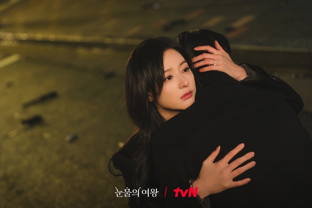 Màn thể hiện bùng nổ của Kim Ji Won trong hai tập Nữ hoàng nước mắt mới nhất