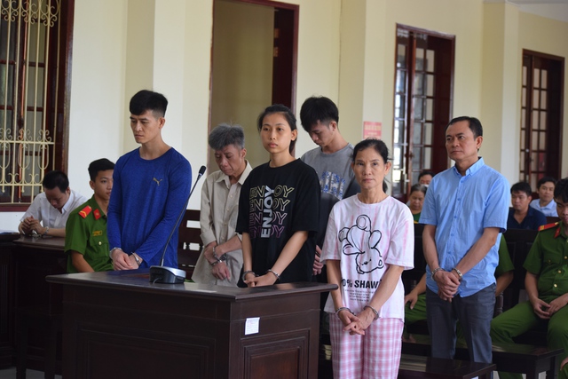 Các bị cáo Nguyễn Thành Nguyễn, Trần Thanh Nhã, Kim Thị Huỳnh Duy, Lê Minh Nhí, Trần Thị Ngọc Dung và Trần Lập Nghĩa (thứ tự từ trái qua) tại phiên tòa